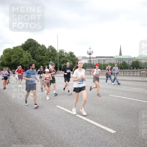 29.06.2025 - hella hamburg halbmarathon Jannik Wohlers http://msf.ph/oto/8159235 29.06.2025 10:54:41 Lombardsbrücke 1013, 2090, 2452, 3002, 3274, 4039, 4191, 4192, 5392, 5727, 6395, 6396, 6839, 6944, 7219, 7238, 7766, 8403, 8519, 9596, 10109, 10458, 10686, 11737, 11788, 11908, 12147, 12148, 13548, 13979, 13980, 14515, 14651, 15581, 15782, 15843, 16057, 16432, 16433, 16637, 16664, 16665, 17090, 18372, 19199 meine-sportfotos.de