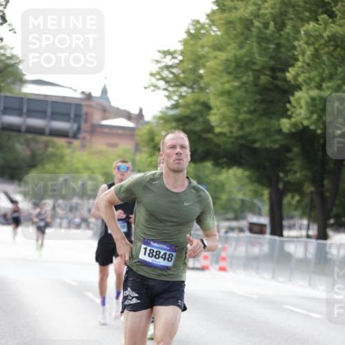 29.06.2025 - hella hamburg halbmarathon Jannik Wohlers http://msf.ph/oto/8159242 29.06.2025 09:39:08 Lombardsbrücke 4524, 6699, 11342, 13016, 14932, 15166, 16548, 18694, 18848, 19072, 19108 meine-sportfotos.de