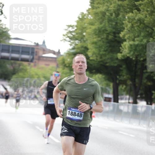 29.06.2025 - hella hamburg halbmarathon Jannik Wohlers http://msf.ph/oto/8159268 29.06.2025 09:39:08 Lombardsbrücke 4524, 6699, 11342, 13016, 14932, 15166, 16548, 18694, 18848, 19072, 19108 meine-sportfotos.de
