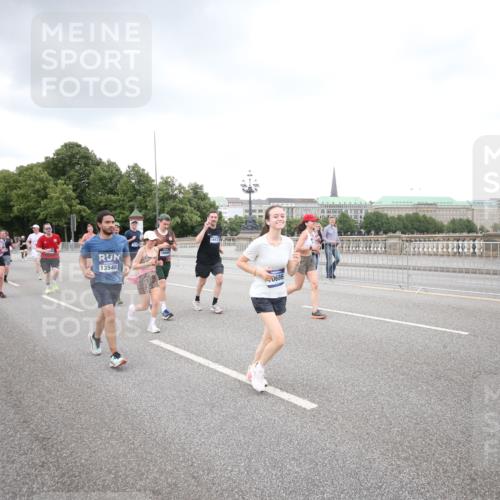 29.06.2025 - hella hamburg halbmarathon Jannik Wohlers http://msf.ph/oto/8159292 29.06.2025 10:54:41 Lombardsbrücke 1013, 2090, 2452, 3002, 3274, 4039, 4191, 4192, 5392, 5727, 6395, 6396, 6839, 6944, 7219, 7238, 7766, 8403, 8519, 9596, 10109, 10458, 10686, 11737, 11788, 11908, 12147, 12148, 13548, 13979, 13980, 14515, 14651, 15581, 15782, 15843, 16057, 16432, 16433, 16637, 16664, 16665, 17090, 18372, 19199 meine-sportfotos.de