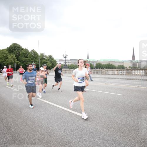 29.06.2025 - hella hamburg halbmarathon Jannik Wohlers http://msf.ph/oto/8159317 29.06.2025 10:54:41 Lombardsbrücke 1013, 2090, 2452, 3002, 3274, 4039, 4191, 4192, 5392, 5727, 6395, 6396, 6839, 6944, 7219, 7238, 7766, 8403, 8519, 9596, 10109, 10458, 10686, 11737, 11788, 11908, 12147, 12148, 13548, 13979, 13980, 14515, 14651, 15581, 15782, 15843, 16057, 16432, 16433, 16637, 16664, 16665, 17090, 18372, 19199 meine-sportfotos.de