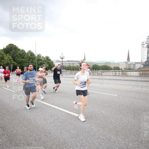 29.06.2025 - hella hamburg halbmarathon Jannik Wohlers http://msf.ph/oto/8159332 29.06.2025 10:54:41 Lombardsbrücke 1013, 2090, 2452, 3002, 3274, 4039, 4191, 4192, 5392, 5727, 6395, 6396, 6839, 6944, 7219, 7238, 7766, 8403, 8519, 9596, 10109, 10458, 10686, 11737, 11788, 11908, 12147, 12148, 13548, 13979, 13980, 14515, 14651, 15581, 15782, 15843, 16057, 16432, 16433, 16637, 16664, 16665, 17090, 18372, 19199 meine-sportfotos.de