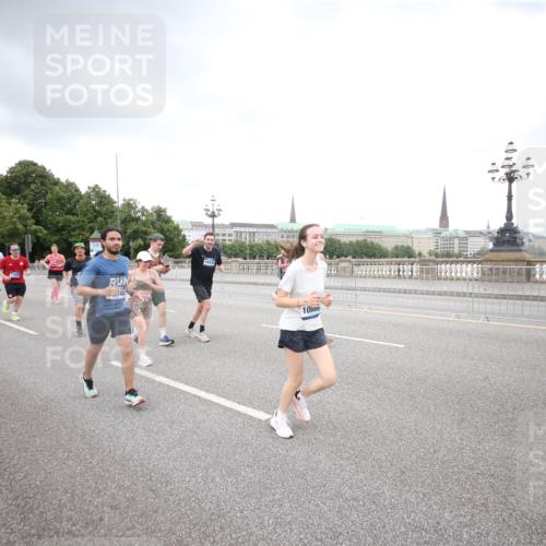 29.06.2025 - hella hamburg halbmarathon Jannik Wohlers http://msf.ph/oto/8159348 29.06.2025 10:54:41 Lombardsbrücke 1013, 2090, 2452, 3002, 3274, 4039, 4191, 4192, 5392, 5727, 6395, 6396, 6839, 6944, 7219, 7238, 7766, 8403, 8519, 9596, 10109, 10458, 10686, 11737, 11788, 11908, 12147, 12148, 13548, 13979, 13980, 14515, 14651, 15581, 15782, 15843, 16057, 16432, 16433, 16637, 16664, 16665, 17090, 18372, 19199 meine-sportfotos.de
