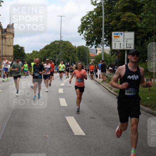 29.06.2025 - hella hamburg halbmarathon Yannick Fuchs http://msf.ph/oto/8159360 29.06.2025 10:38:42 20KM 1057, 1220, 1391, 1415, 1468, 1558, 1782, 1902, 1941, 2365, 2402, 2415, 2816, 3004, 3021, 3305, 3907, 4310, 4991, 4999, 5231, 5275, 5476, 5624, 5884, 6490, 6903, 7005, 7191, 7322, 8063, 8722, 9159, 9374, 9444, 9633, 10193, 10596, 10930, 11469, 12159, 12554, 12711, 12966, 13123, 13421, 13996, 14351, 14667, 14798, 14816, 15185, 15225, 15233, 15280, 15862, 16316, 16506, 16893, 17097, 17251, 17729, 17748, 18560, 18806, 19207 meine-sportfotos.de