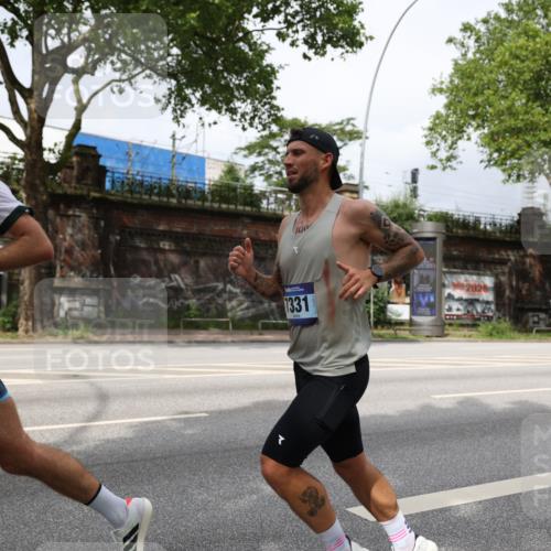 29.06.2025 - hella hamburg halbmarathon Yannick Fuchs http://msf.ph/oto/8159442 29.06.2025 10:19:42 20KM 2459, 2892, 5612, 7142, 7331, 7855, 9269, 11678, 14506, 17614, 18569, 18695, 19041 meine-sportfotos.de