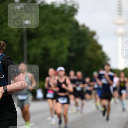 29.06.2025 - hella hamburg halbmarathon Dr. Thomas Lammeyer http://msf.ph/oto/8159449 29.06.2025 10:08:29 Kennedybrücke 1032, 1161, 1367, 1377, 1674, 2011, 2979, 3413, 3488, 4488, 4904, 5354, 5363, 5365, 5976, 6706, 6709, 10213, 10756, 10962 meine-sportfotos.de