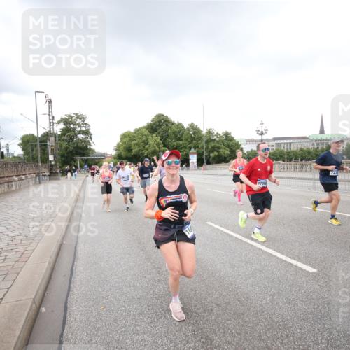 29.06.2025 - hella hamburg halbmarathon Jannik Wohlers http://msf.ph/oto/8159518 29.06.2025 10:54:44 Lombardsbrücke 1013, 2090, 2452, 3274, 4039, 5392, 6395, 6396, 6839, 6944, 7219, 7238, 7766, 8403, 8519, 9596, 10109, 10458, 10686, 11737, 11788, 11908, 12147, 12148, 13098, 13548, 13979, 13980, 14515, 14651, 15160, 15581, 15782, 15843, 16057, 16432, 16433, 16664, 16665, 17090, 19199 meine-sportfotos.de