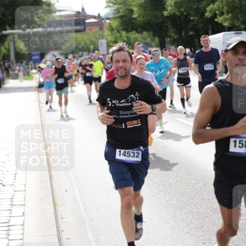 29.06.2025 - hella hamburg halbmarathon Jannik Wohlers http://msf.ph/oto/8159521 29.06.2025 10:18:22 Lombardsbrücke 1349, 1521, 2781, 2821, 3529, 3591, 3592, 4718, 4802, 5049, 5264, 5266, 5834, 5910, 6413, 7051, 7121, 7214, 8665, 8780, 9276, 9505, 9549, 10467, 10502, 10856, 11020, 12239, 12347, 12548, 12552, 12703, 12890, 14023, 14247, 14294, 14532, 14627, 14760, 14966, 14967, 15138, 15208, 15402, 15436, 15657, 15749, 15881, 16196, 17027, 17030, 17052, 17490, 17567, 18246, 18336, 18456, 19010 meine-sportfotos.de