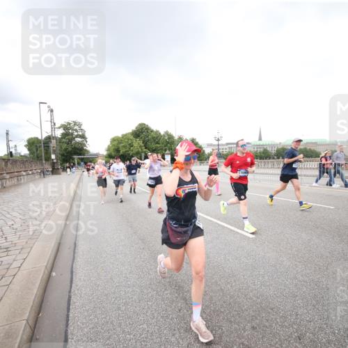 29.06.2025 - hella hamburg halbmarathon Jannik Wohlers http://msf.ph/oto/8159561 29.06.2025 10:54:44 Lombardsbrücke 1013, 2090, 2452, 3274, 4039, 5392, 6395, 6396, 6839, 6944, 7219, 7238, 7766, 8403, 8519, 9596, 10109, 10458, 10686, 11737, 11788, 11908, 12147, 12148, 13098, 13548, 13979, 13980, 14515, 14651, 15160, 15581, 15782, 15843, 16057, 16432, 16433, 16664, 16665, 17090, 19199 meine-sportfotos.de