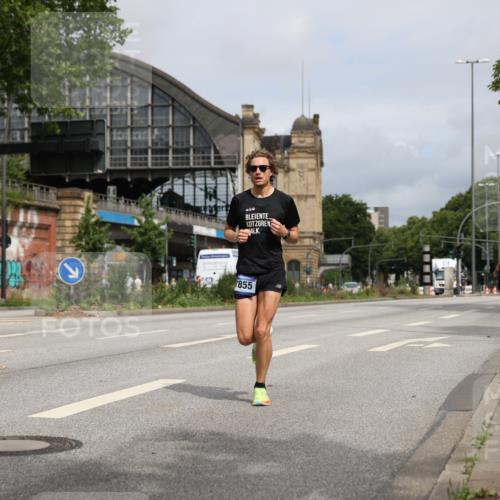 29.06.2025 - hella hamburg halbmarathon Yannick Fuchs http://msf.ph/oto/8159566 29.06.2025 10:19:51 20KM 1241, 2892, 5612, 7142, 7855, 11678, 13872, 14506, 16361, 17752, 18695, 18740 meine-sportfotos.de