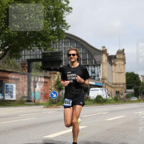 29.06.2025 - hella hamburg halbmarathon Yannick Fuchs http://msf.ph/oto/8159584 29.06.2025 10:19:51 20KM 1241, 2892, 5612, 7142, 7855, 11678, 13872, 14506, 16361, 17752, 18695, 18740 meine-sportfotos.de