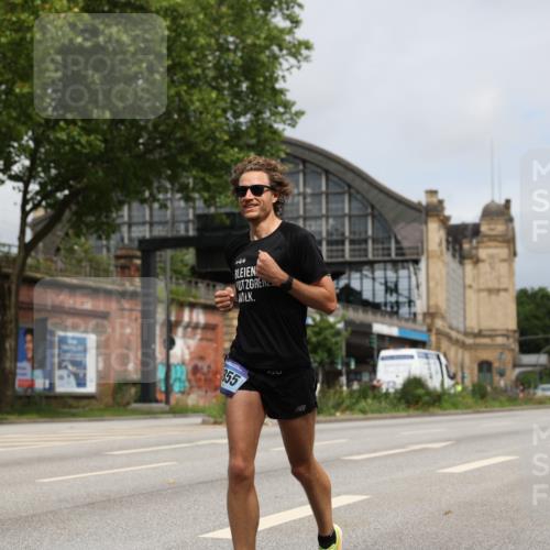 29.06.2025 - hella hamburg halbmarathon Yannick Fuchs http://msf.ph/oto/8159606 29.06.2025 10:19:51 20KM 1241, 2892, 5612, 7142, 7855, 11678, 13872, 14506, 16361, 17752, 18695, 18740 meine-sportfotos.de
