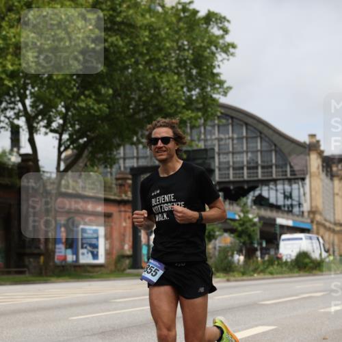 29.06.2025 - hella hamburg halbmarathon Yannick Fuchs http://msf.ph/oto/8159620 29.06.2025 10:19:52 20KM 1241, 2892, 5612, 7142, 7855, 11678, 13872, 14506, 16361, 17752, 18695, 18740 meine-sportfotos.de