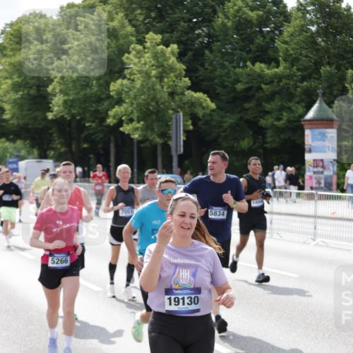 29.06.2025 - hella hamburg halbmarathon Jannik Wohlers http://msf.ph/oto/8159657 29.06.2025 10:18:24 Lombardsbrücke 1349, 1521, 2781, 2821, 3529, 3591, 3592, 3631, 4718, 4802, 5049, 5264, 5266, 5834, 5910, 6413, 7051, 7121, 7214, 7252, 8665, 8780, 9272, 9276, 9505, 9549, 10467, 10502, 10816, 10856, 11020, 12239, 12347, 12890, 13464, 14247, 14294, 14532, 14627, 14760, 14966, 14967, 15138, 15208, 15402, 15657, 15749, 15881, 16196, 17027, 17030, 17052, 17490, 17567, 18246, 18336, 18456, 18519, 19010 meine-sportfotos.de