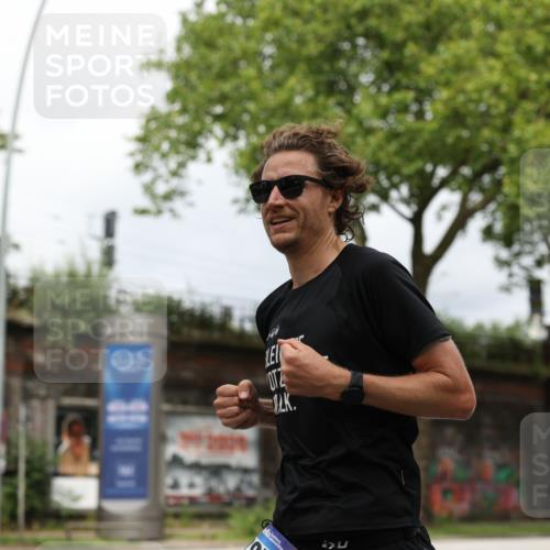 29.06.2025 - hella hamburg halbmarathon Yannick Fuchs http://msf.ph/oto/8159663 29.06.2025 10:19:52 20KM 1241, 2892, 5612, 7142, 7855, 11678, 13872, 14506, 16361, 17752, 18695, 18740 meine-sportfotos.de