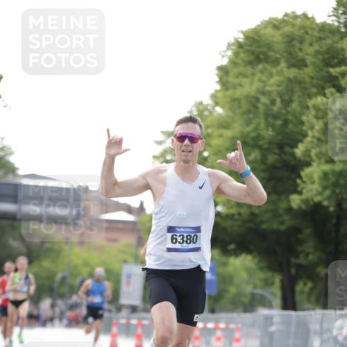 29.06.2025 - hella hamburg halbmarathon Jannik Wohlers http://msf.ph/oto/8159836 29.06.2025 09:39:25 Lombardsbrücke 51, 6380, 11342, 11678, 14933, 17402, 18848, 19108 meine-sportfotos.de
