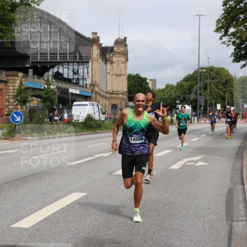 29.06.2025 - hella hamburg halbmarathon Yannick Fuchs http://msf.ph/oto/8159863 29.06.2025 10:20:03 20KM 1241, 2892, 5612, 7142, 13872, 14113, 14506, 16361, 16484, 17752, 18695, 18740 meine-sportfotos.de