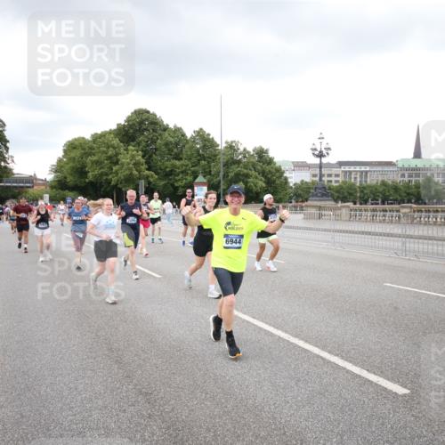 29.06.2025 - hella hamburg halbmarathon Jannik Wohlers http://msf.ph/oto/8159865 29.06.2025 10:54:47 Lombardsbrücke 1013, 2090, 2452, 3157, 3274, 3577, 4039, 4628, 5040, 6395, 6396, 6944, 7219, 7238, 7766, 8403, 8519, 10109, 10458, 10686, 11737, 11788, 11908, 12147, 12148, 13098, 13230, 13548, 14515, 14651, 15152, 15160, 15581, 15782, 15843, 16057, 16432, 16433, 16664, 16665, 17090, 19199 meine-sportfotos.de