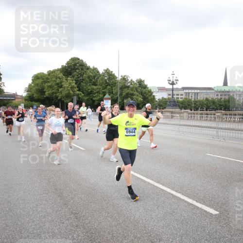 29.06.2025 - hella hamburg halbmarathon Jannik Wohlers http://msf.ph/oto/8159884 29.06.2025 10:54:47 Lombardsbrücke 1013, 2090, 2452, 3157, 3274, 3577, 4039, 4628, 5040, 6395, 6396, 6944, 7219, 7238, 7766, 8403, 8519, 10109, 10458, 10686, 11737, 11788, 11908, 12147, 12148, 13098, 13230, 13548, 14515, 14651, 15152, 15160, 15581, 15782, 15843, 16057, 16432, 16433, 16664, 16665, 17090, 19199 meine-sportfotos.de