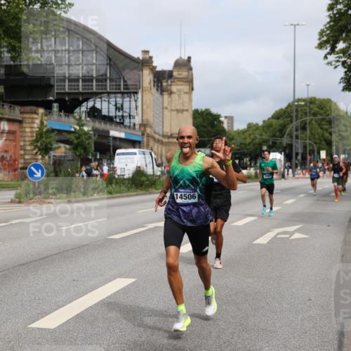 29.06.2025 - hella hamburg halbmarathon Yannick Fuchs http://msf.ph/oto/8159887 29.06.2025 10:20:03 20KM 1241, 2892, 5612, 7142, 13872, 14113, 14506, 16361, 16484, 17752, 18695, 18740 meine-sportfotos.de
