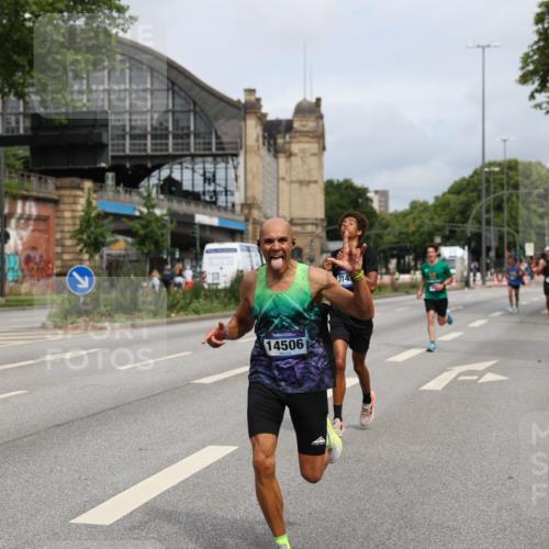 29.06.2025 - hella hamburg halbmarathon Yannick Fuchs http://msf.ph/oto/8159894 29.06.2025 10:20:03 20KM 1241, 2892, 5612, 7142, 13872, 14113, 14506, 16361, 16484, 17752, 18695, 18740 meine-sportfotos.de