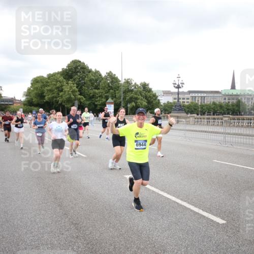 29.06.2025 - hella hamburg halbmarathon Jannik Wohlers http://msf.ph/oto/8159905 29.06.2025 10:54:48 Lombardsbrücke 1013, 2090, 2452, 3157, 3274, 3577, 4039, 4628, 5040, 6395, 6396, 6944, 7219, 7238, 7766, 8403, 8519, 10458, 10686, 11737, 11788, 11908, 12147, 12148, 13098, 13230, 13548, 14515, 14651, 15152, 15160, 15581, 15782, 15843, 16057, 16432, 16433, 16533, 16664, 16665, 17090, 19199 meine-sportfotos.de