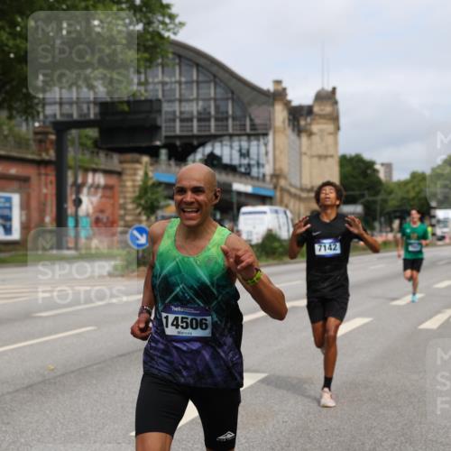 29.06.2025 - hella hamburg halbmarathon Yannick Fuchs http://msf.ph/oto/8159913 29.06.2025 10:20:03 20KM 1241, 2892, 5612, 7142, 13872, 14113, 14506, 16361, 16484, 17752, 18695, 18740 meine-sportfotos.de