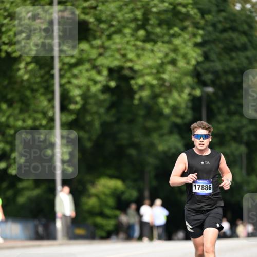 29.06.2025 - hella hamburg halbmarathon Dr. Thomas Lammeyer http://msf.ph/oto/8159930 29.06.2025 09:44:15 Kennedybrücke 2459, 7963, 9442 meine-sportfotos.de