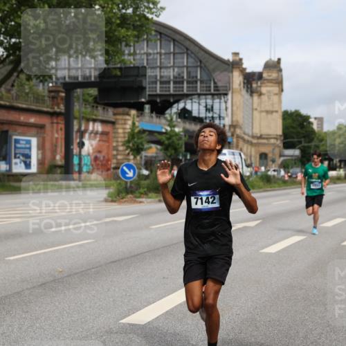 29.06.2025 - hella hamburg halbmarathon Yannick Fuchs http://msf.ph/oto/8159931 29.06.2025 10:20:04 20KM 1241, 2892, 5612, 7142, 13872, 14113, 14506, 16361, 16484, 17752, 18695, 18740 meine-sportfotos.de