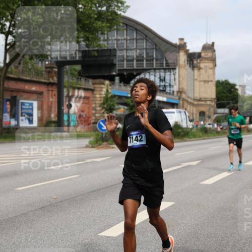 29.06.2025 - hella hamburg halbmarathon Yannick Fuchs http://msf.ph/oto/8159939 29.06.2025 10:20:04 20KM 1241, 2892, 5612, 7142, 13872, 14113, 14506, 16361, 16484, 17752, 18695, 18740 meine-sportfotos.de