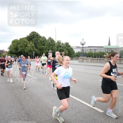 29.06.2025 - hella hamburg halbmarathon Jannik Wohlers http://msf.ph/oto/8159952 29.06.2025 10:54:49 Lombardsbrücke 1013, 2090, 2452, 3115, 3157, 3274, 3577, 4039, 4628, 5040, 5483, 6395, 6396, 6944, 7219, 7238, 7766, 8403, 8519, 10458, 11737, 11788, 11908, 12147, 12148, 13098, 13230, 13548, 14515, 14651, 15152, 15160, 15581, 15782, 15843, 16057, 16385, 16432, 16433, 16533, 16664, 16665, 17090, 19199 meine-sportfotos.de