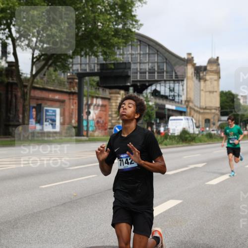 29.06.2025 - hella hamburg halbmarathon Yannick Fuchs http://msf.ph/oto/8159958 29.06.2025 10:20:05 20KM 1241, 2892, 5612, 7142, 13872, 14113, 14506, 16361, 16484, 17752, 18695, 18740 meine-sportfotos.de