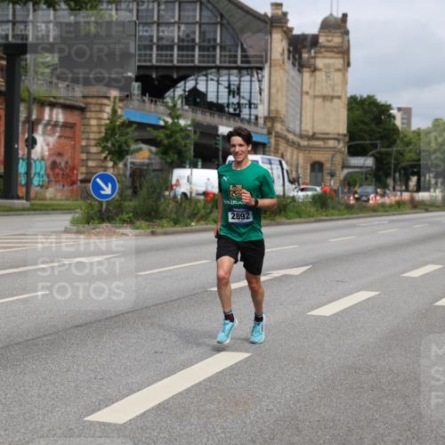 29.06.2025 - hella hamburg halbmarathon Yannick Fuchs http://msf.ph/oto/8160000 29.06.2025 10:20:06 20KM 1241, 2892, 7142, 10867, 11078, 13872, 14113, 14506, 14836, 16361, 16484, 17752, 18740 meine-sportfotos.de