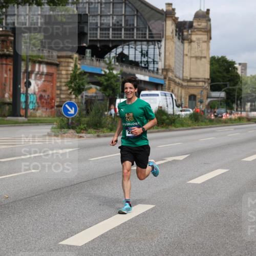 29.06.2025 - hella hamburg halbmarathon Yannick Fuchs http://msf.ph/oto/8160007 29.06.2025 10:20:06 20KM 1241, 2892, 7142, 10867, 11078, 13872, 14113, 14506, 14836, 16361, 16484, 17752, 18740 meine-sportfotos.de