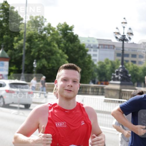 29.06.2025 - hella hamburg halbmarathon Jannik Wohlers http://msf.ph/oto/8160008 29.06.2025 10:18:28 Lombardsbrücke 1349, 1521, 2096, 2781, 2821, 3026, 3591, 3592, 3631, 4718, 4845, 5049, 5264, 5266, 5834, 5910, 6194, 6413, 6736, 7051, 7121, 7214, 7252, 8665, 8780, 9270, 9272, 9276, 9549, 10037, 10467, 10816, 10856, 11743, 12239, 12347, 12890, 13204, 13464, 14247, 14294, 14532, 14760, 14966, 15138, 15402, 15657, 15881, 16196, 17027, 17030, 17052, 17386, 17490, 17510, 17548, 17567, 17571, 18002, 18217, 18246, 18336, 18456, 18519, 18568, 18591, 19010 meine-sportfotos.de