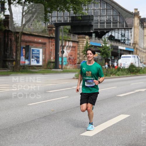 29.06.2025 - hella hamburg halbmarathon Yannick Fuchs http://msf.ph/oto/8160016 29.06.2025 10:20:06 20KM 1241, 2892, 7142, 10867, 11078, 13872, 14113, 14506, 14836, 16361, 16484, 17752, 18740 meine-sportfotos.de
