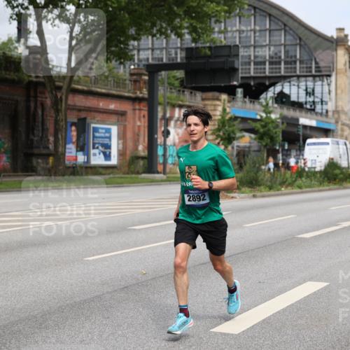 29.06.2025 - hella hamburg halbmarathon Yannick Fuchs http://msf.ph/oto/8160024 29.06.2025 10:20:07 20KM 1241, 2892, 7142, 10867, 11078, 13872, 14113, 14506, 14836, 16361, 16484, 17752, 18740 meine-sportfotos.de