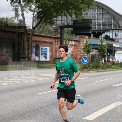 29.06.2025 - hella hamburg halbmarathon Yannick Fuchs http://msf.ph/oto/8160032 29.06.2025 10:20:07 20KM 1241, 2892, 7142, 10867, 11078, 13872, 14113, 14506, 14836, 16361, 16484, 17752, 18740 meine-sportfotos.de