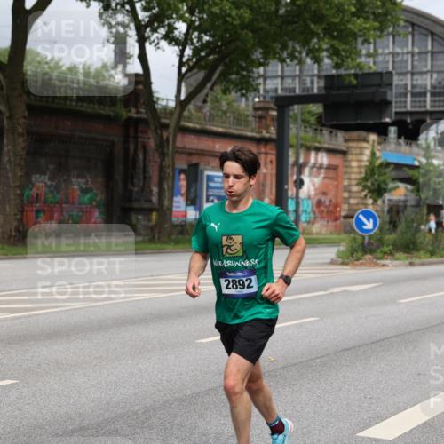 29.06.2025 - hella hamburg halbmarathon Yannick Fuchs http://msf.ph/oto/8160037 29.06.2025 10:20:07 20KM 1241, 2892, 7142, 10867, 11078, 13872, 14113, 14506, 14836, 16361, 16484, 17752, 18740 meine-sportfotos.de