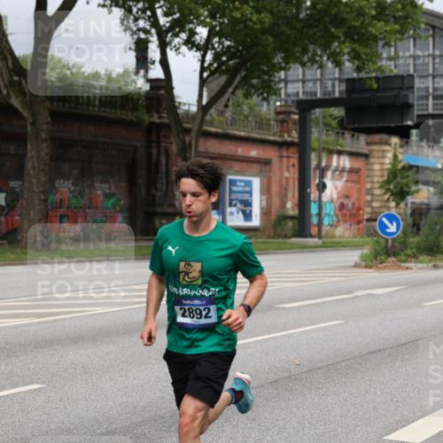 29.06.2025 - hella hamburg halbmarathon Yannick Fuchs http://msf.ph/oto/8160049 29.06.2025 10:20:07 20KM 1241, 2892, 7142, 10867, 11078, 13872, 14113, 14506, 14836, 16361, 16484, 17752, 18740 meine-sportfotos.de