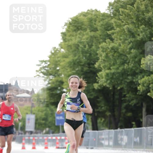 29.06.2025 - hella hamburg halbmarathon Jannik Wohlers http://msf.ph/oto/8160051 29.06.2025 09:39:30 Lombardsbrücke 51, 53, 2144, 3720, 6380, 11678, 14933, 16120, 17402 meine-sportfotos.de