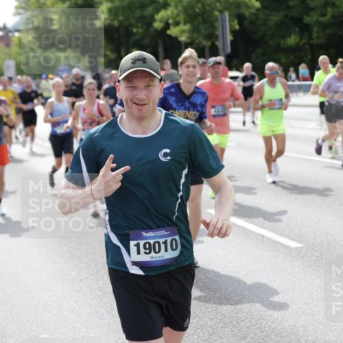 29.06.2025 - hella hamburg halbmarathon Jannik Wohlers http://msf.ph/oto/8160122 29.06.2025 10:18:32 Lombardsbrücke 1349, 1521, 2096, 2781, 2802, 2821, 3026, 3105, 3118, 3591, 3592, 3631, 4718, 4845, 5264, 5266, 5323, 5834, 6194, 6249, 6413, 6736, 7051, 7121, 7252, 8780, 9270, 9272, 9549, 9756, 9757, 10037, 10467, 10816, 11602, 11743, 12239, 12347, 12890, 13204, 13464, 14236, 14294, 14353, 14532, 14966, 15402, 15657, 15881, 16168, 16196, 16925, 17027, 17030, 17052, 17166, 17238, 17294, 17386, 17490, 17510, 17548, 17571, 18002, 18217, 18519, 18568, 18591, 19010 meine-sportfotos.de