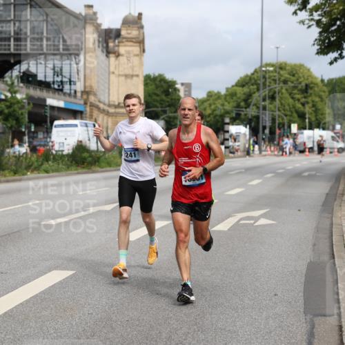 29.06.2025 - hella hamburg halbmarathon Yannick Fuchs http://msf.ph/oto/8160206 29.06.2025 10:20:12 20KM 1241, 1271, 2892, 10867, 11078, 13872, 13913, 14113, 14836, 15483, 16361, 16484, 17752, 18740 meine-sportfotos.de