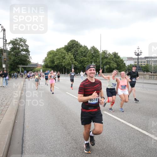 29.06.2025 - hella hamburg halbmarathon Jannik Wohlers http://msf.ph/oto/8160237 29.06.2025 10:54:52 Lombardsbrücke 1013, 2090, 2452, 3115, 3157, 3274, 3577, 4039, 4628, 5040, 5483, 6395, 6396, 6944, 7219, 7238, 7680, 7766, 8403, 8519, 10458, 10885, 11109, 11737, 12147, 12148, 13098, 13230, 13548, 14515, 14651, 14727, 15152, 15160, 15581, 15782, 15843, 16057, 16385, 16533, 17090, 19199 meine-sportfotos.de