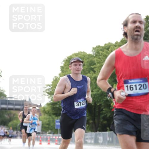 29.06.2025 - hella hamburg halbmarathon Jannik Wohlers http://msf.ph/oto/8160264 29.06.2025 09:39:34 Lombardsbrücke 53, 2144, 2659, 3720, 6380, 11678, 14717, 14933, 16120, 17402 meine-sportfotos.de