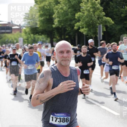 29.06.2025 - hella hamburg halbmarathon Jannik Wohlers http://msf.ph/oto/8160265 29.06.2025 10:18:35 Lombardsbrücke 1349, 1718, 1755, 2096, 2781, 2802, 3026, 3105, 3118, 3631, 4718, 4845, 5264, 5266, 5323, 6194, 6249, 6413, 6482, 6736, 7051, 7252, 8780, 9270, 9272, 9549, 9756, 9757, 10037, 10467, 10816, 11602, 11743, 12239, 12890, 13204, 13464, 14236, 14294, 14353, 14532, 14966, 15657, 16168, 16196, 16925, 17027, 17030, 17052, 17166, 17238, 17294, 17386, 17490, 17510, 17548, 17571, 17736, 17737, 18002, 18217, 18519, 18568, 18591, 19010 meine-sportfotos.de