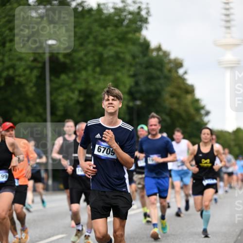 29.06.2025 - hella hamburg halbmarathon Dr. Thomas Lammeyer http://msf.ph/oto/8160285 29.06.2025 10:08:33 Kennedybrücke 1161, 1367, 1377, 1674, 2011, 3413, 3488, 4146, 4488, 4904, 5354, 5365, 5976, 6706, 6709, 8217, 10213, 10756, 10962 meine-sportfotos.de