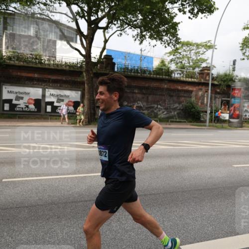 29.06.2025 - hella hamburg halbmarathon Yannick Fuchs http://msf.ph/oto/8160312 29.06.2025 10:20:15 20KM 1241, 1271, 10867, 11078, 13872, 13913, 14113, 14836, 15483, 16361, 16484, 17752 meine-sportfotos.de