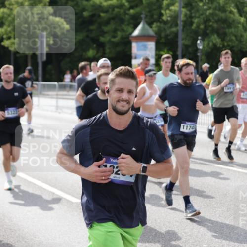29.06.2025 - hella hamburg halbmarathon Jannik Wohlers http://msf.ph/oto/8160335 29.06.2025 10:18:36 Lombardsbrücke 1349, 1718, 1755, 2096, 2802, 3026, 3105, 3118, 3631, 4718, 4845, 5034, 5098, 5264, 5266, 5323, 6194, 6249, 6413, 6477, 6482, 6736, 7051, 7252, 8780, 9270, 9272, 9549, 9652, 9756, 9757, 10037, 10467, 10816, 11602, 11743, 12239, 12890, 13204, 13464, 14236, 14294, 14353, 14966, 15594, 15657, 16168, 16925, 17027, 17030, 17052, 17166, 17238, 17294, 17386, 17490, 17510, 17548, 17571, 17736, 17737, 18002, 18217, 18519, 18568, 18591, 19010 meine-sportfotos.de