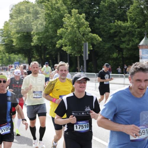 29.06.2025 - hella hamburg halbmarathon Jannik Wohlers http://msf.ph/oto/8160346 29.06.2025 10:18:38 Lombardsbrücke 1349, 1718, 1755, 2096, 2802, 3026, 3105, 3118, 3631, 4718, 4845, 5034, 5098, 5266, 5323, 6194, 6249, 6413, 6477, 6482, 6736, 7051, 7252, 8780, 9270, 9272, 9549, 9652, 9756, 9757, 10037, 10467, 10816, 11602, 11743, 12619, 12621, 13204, 13464, 13544, 14236, 14353, 14966, 15594, 15657, 16168, 16490, 16925, 17030, 17166, 17238, 17294, 17386, 17490, 17510, 17548, 17571, 17736, 17737, 18002, 18217, 18519, 18568, 18591, 19010 meine-sportfotos.de